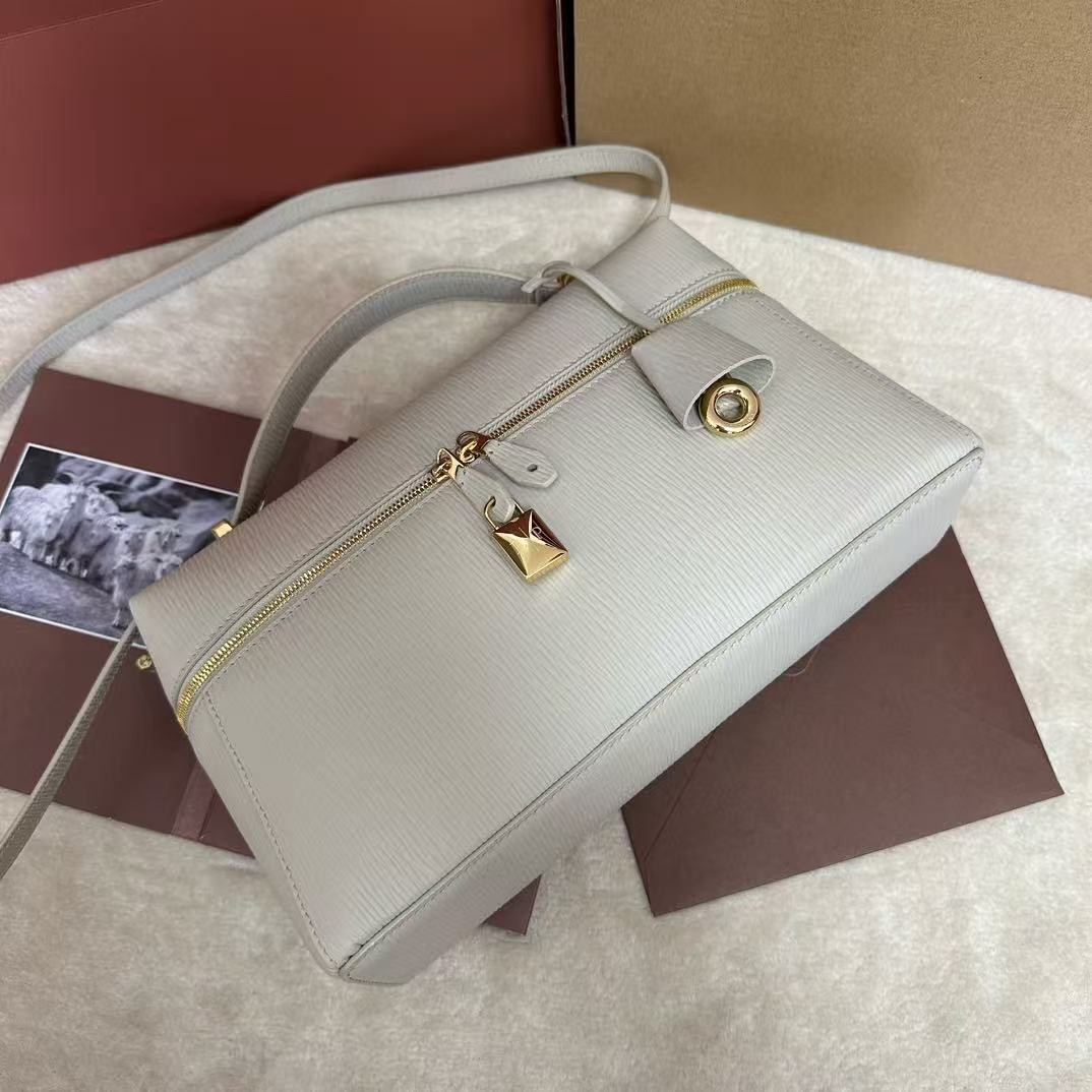 「#3588」Loro Piana new white imported cowhide crossbody toiletry bag Size: 27*16*10cm