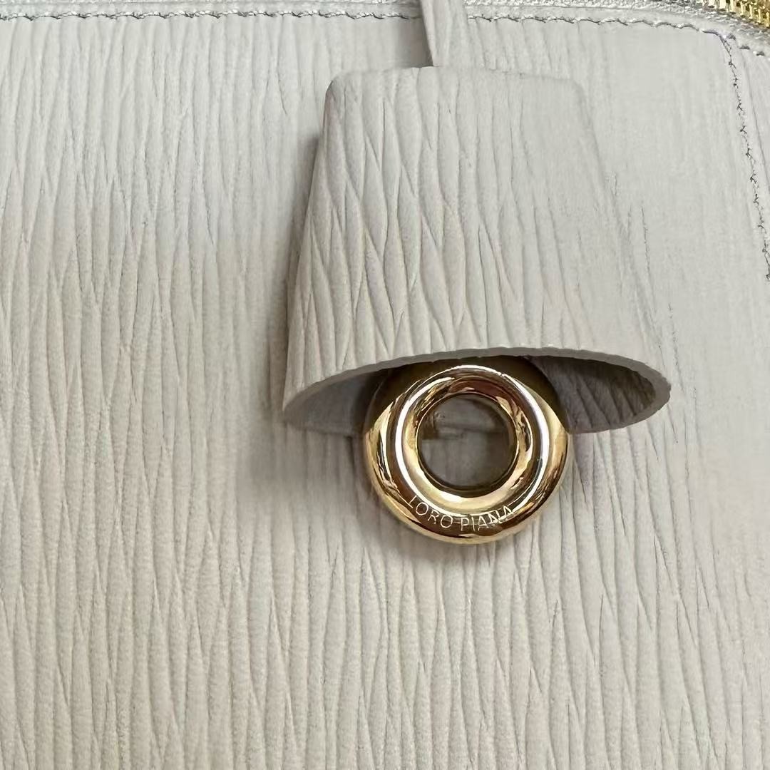 「#3588」Loro Piana new white imported cowhide crossbody toiletry bag Size: 27*16*10cm